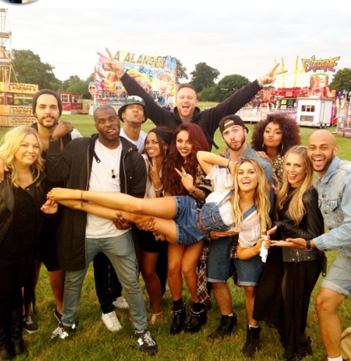 Perrie Edwards insieme a un gruppo di amici