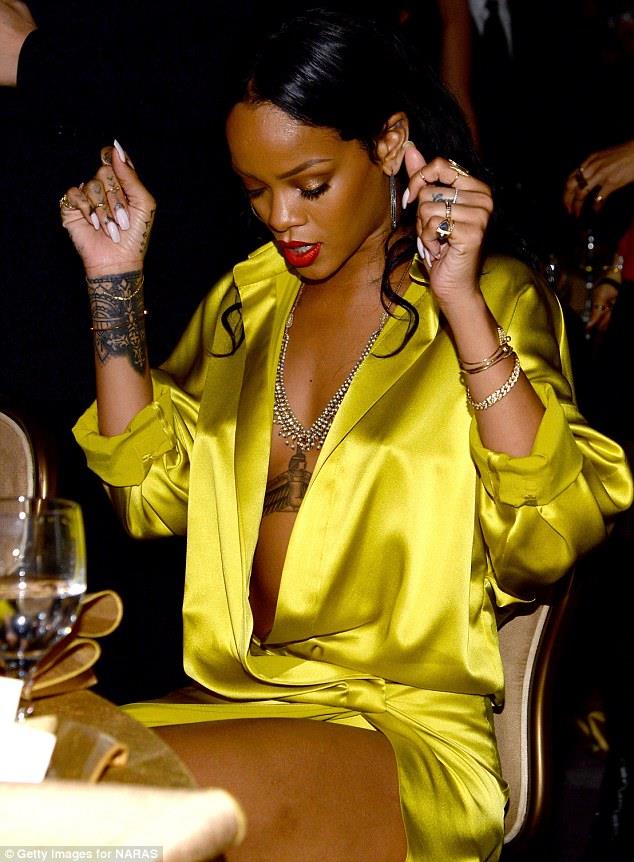 Rihanna al tavolo del gala dei Grammy's