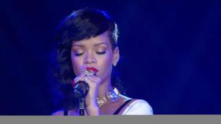Rihanna occhi chiusi 