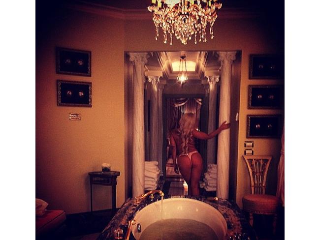 Lady Gaga nella suite del suo albergo a Atene
