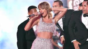 Taylor Swift canta Shake It Off agli MTV VMAs 2014