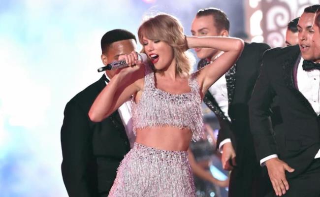 Taylor Swift canta Shake It Off agli MTV VMAs 2014