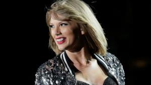 Taylor Swift sorridente sul palco durante un cocnerto