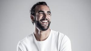 Marco Mengoni ride in una foto del 2015