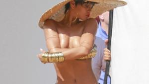 Rihanna in topless su una spiaggia brasiliana