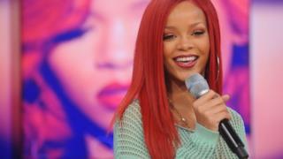Rihanna - Microfono capelli rossi