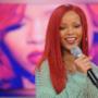 Rihanna - Microfono capelli rossi