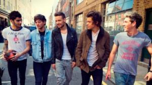 I cinque componenti dei One Direction passeggiano per strada