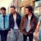 I cinque componenti dei One Direction passeggiano per strada