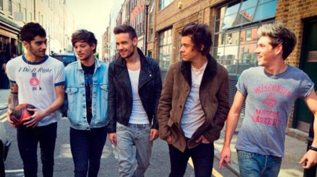 I cinque componenti dei One Direction passeggiano per strada