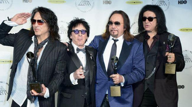 I membri dei Kiss sono la statuetta in mano