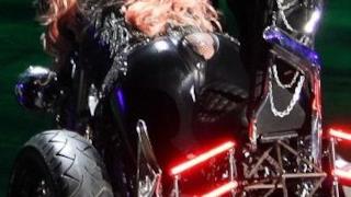 Lady Gaga strappo ai pantaloni 