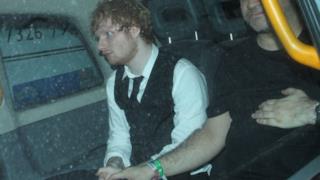 Ed Sheeran con lo sguardo perso