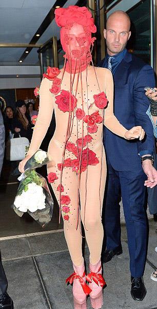 Lady Gaga con abito di pizzo e rose