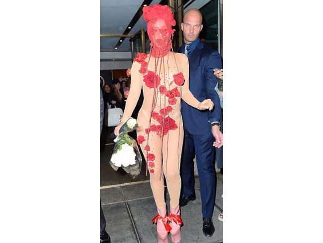 Lady Gaga con abito di pizzo e rose