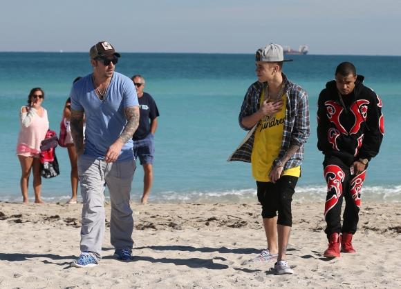 Justin con il padre e un amico 