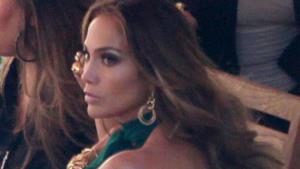 Jennifer Lopez cade rovinosamente durante le riprese di Papi (FOTO)