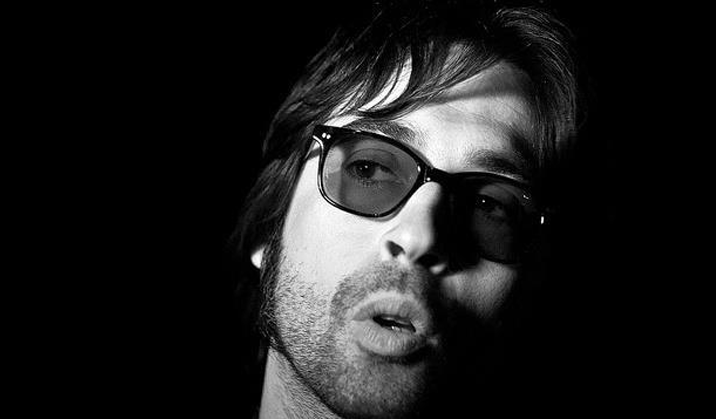 Francesco Sarcina in occhiali da sole