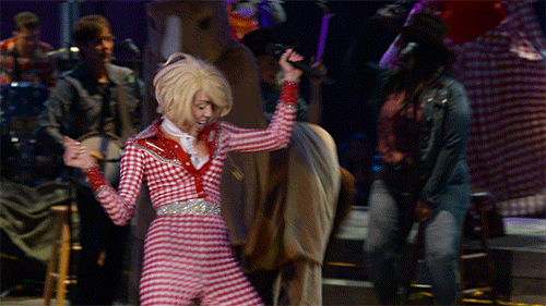 Miley Cyrus in una mossa alla Michael Jackson