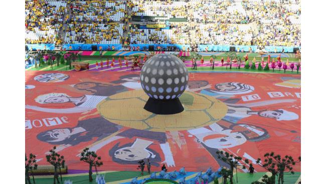 La palla al centro dello stadio all'inizio della cerimonia