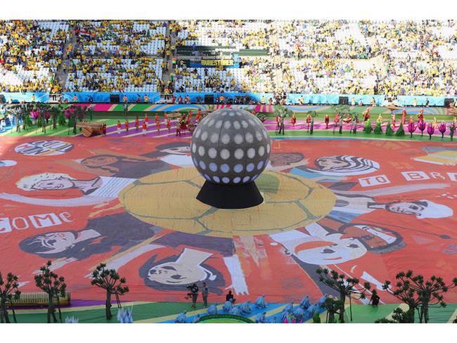 La palla al centro dello stadio all'inizio della cerimonia