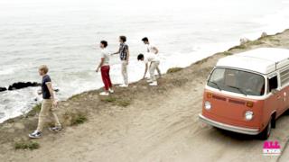 One Direction con il furgone VW