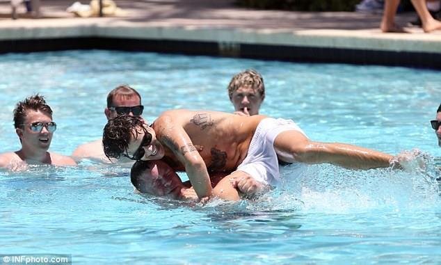 Harry e Niall in piscina a Miami - 6