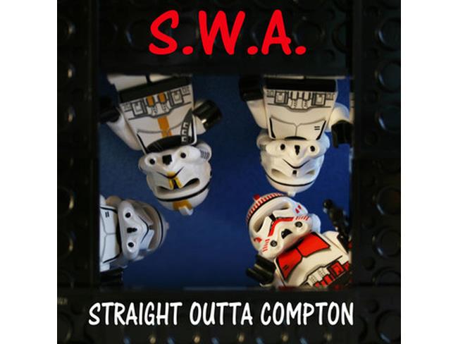 La copertina di Straight Outta Compton riprodotta con i Lego