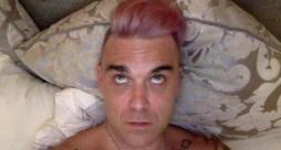 Robbie Williams con i capelli rosa