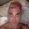 Robbie Williams con i capelli rosa
