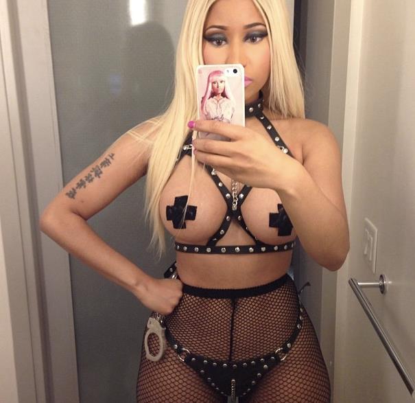 Nicki Minaj in topless per Halloween