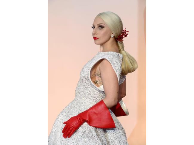  Lady Gaga con i guanti rossi
