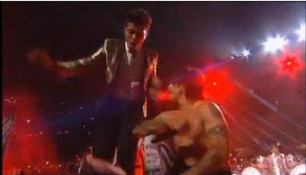 Anthony guarda Mars che balla