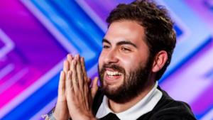 Primo piano di Andrea Faustini con le mani giunte