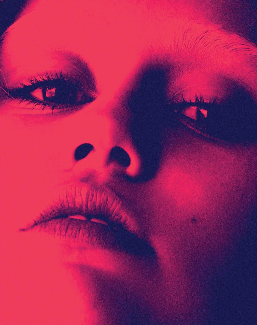 Primo piano virato in rosso di Miley Cyrus per W Magazine