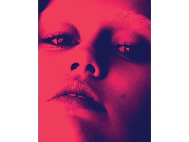 Primo piano virato in rosso di Miley Cyrus per W Magazine