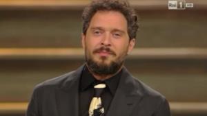 Claudio Santamaria sul palco dell'Ariston