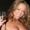 Mariah Carey con un bicchiere in mano