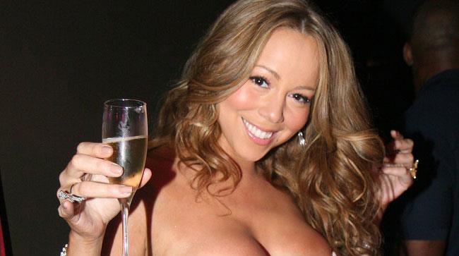 Mariah Carey con un bicchiere in mano