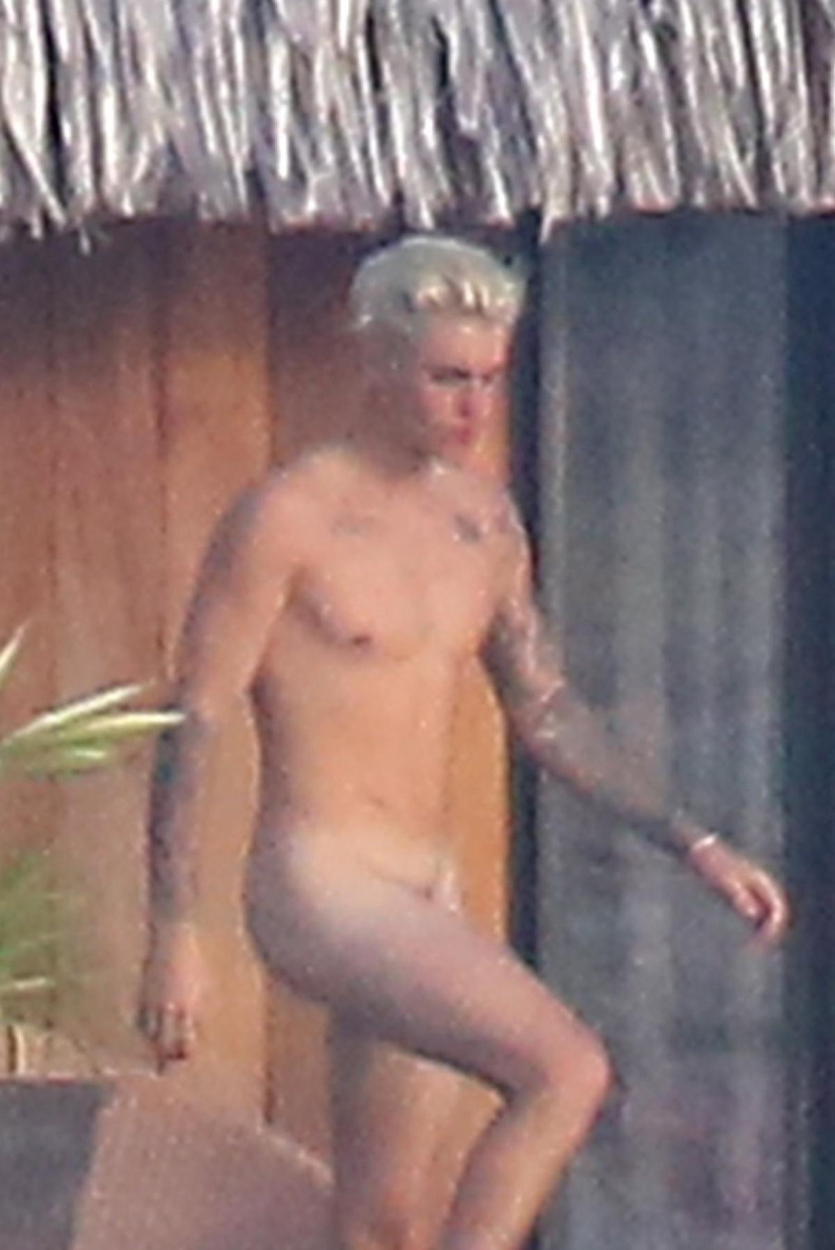 Justin Bieber completamente nudo