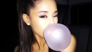 Ariana Grande fa un palloncino con la gomma da masticare