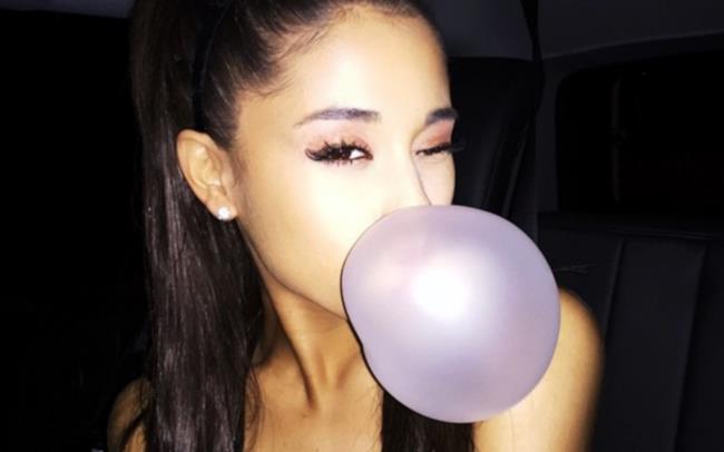 Ariana Grande fa un palloncino con la gomma da masticare