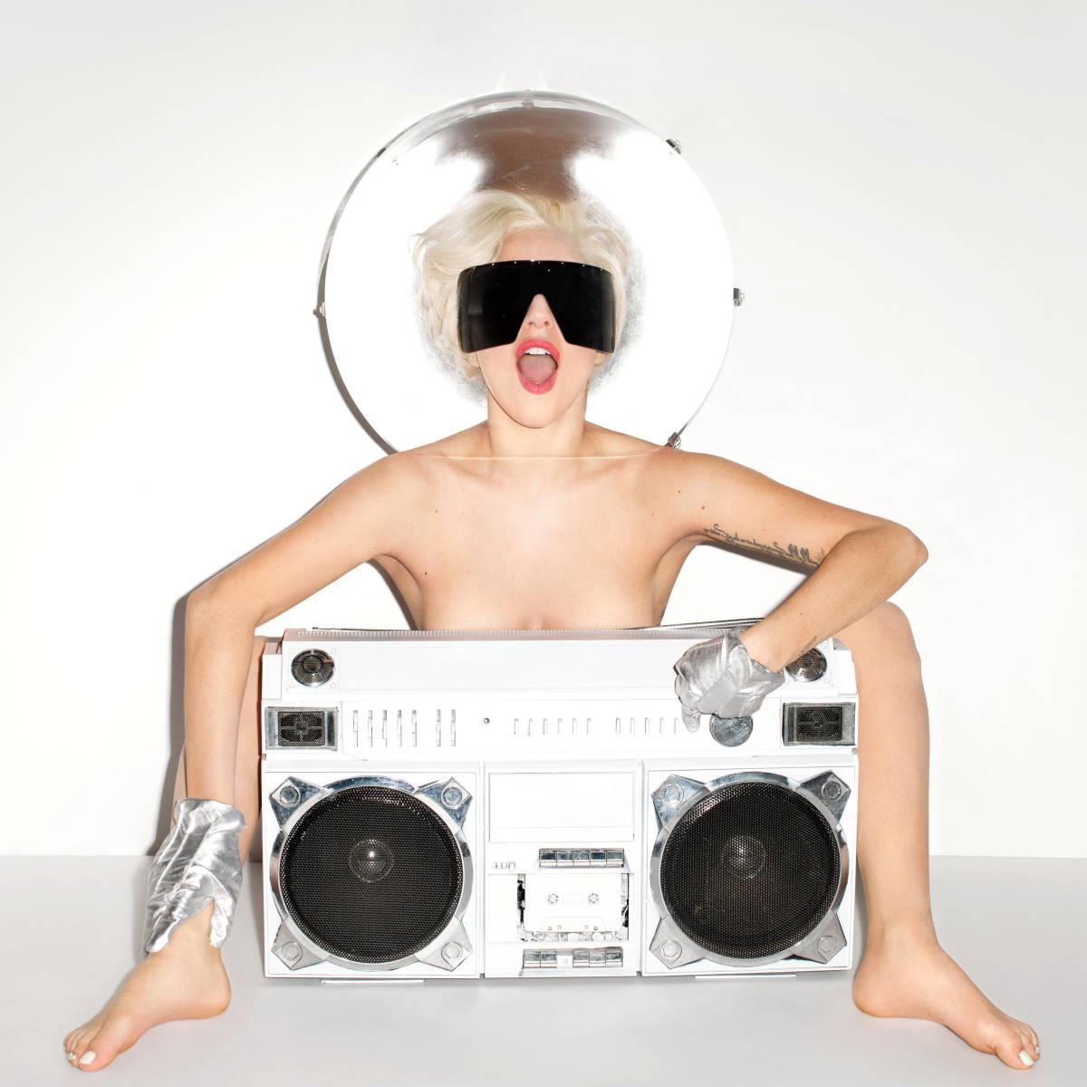 Lady Gaga posa nuda dietro ad uno stereo