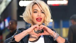 Rita Ora fa un cuore con le mani