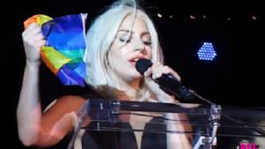 Lady Gaga canta l'inno americano in versione gay per il Gay Pride 2013