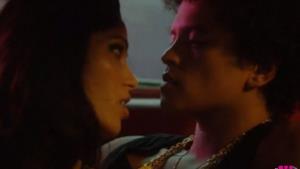 Bruno Mars, Gorilla: il video con Freida Pinto stripper come Rihanna