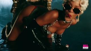 Rihanna - Pour It Up i momenti hot del video - 2