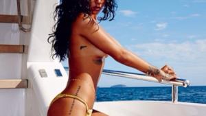 L'esplosivo topless di Rihanna sullo yacht