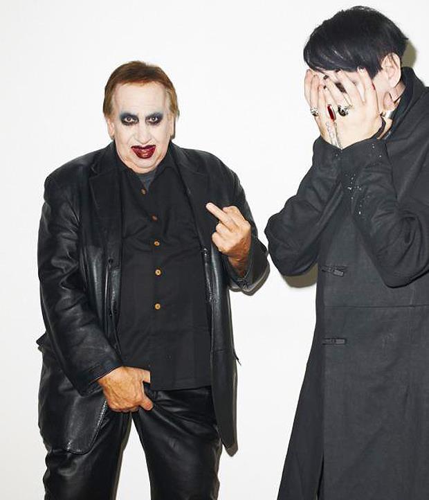 Il padre di Marilyn Manson fa il dito medio