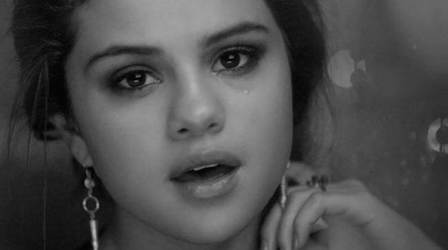 Selena Gomez piange nel video di The Heart Wants What It Wants